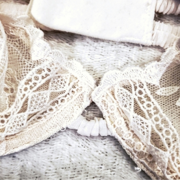 New Victoria's Secret Designer Collection  Lace Demi Bra 32D - Picture 2 of 7